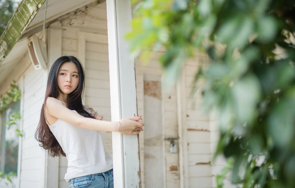 “如果夫君不小气的话，姐姐就真该担忧你的将来了。”大乔苦笑道，如果吕布真的一点反应都没有，那就证明，小乔在吕布眼里，依旧是个玩物，现在整个乔家都迁来了长安，仰吕布鼻息生存，如果他们姐妹失宠了，那对乔家来说，就是一个巨大的打击，就算吕布不去对付乔家，也不会再关照，那些嗅觉敏锐的政客们绝对不会放过这个打击乔家的机会。